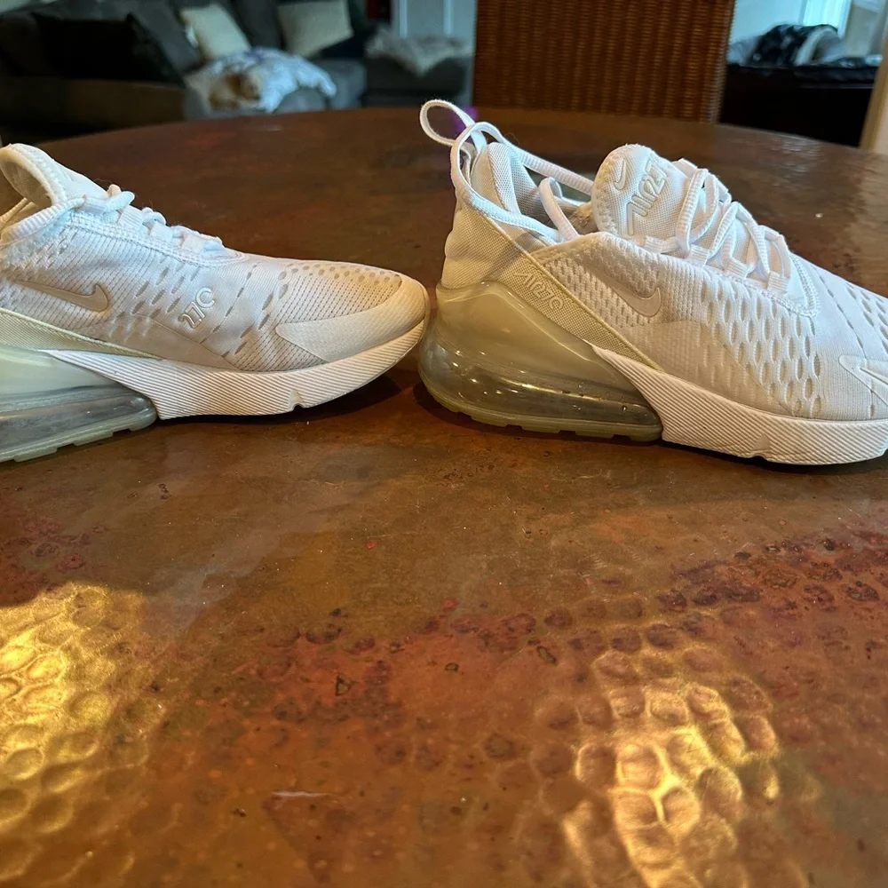 Nike White Air Max Sneakers Modern Sporty Design - Picture 4 of 7
